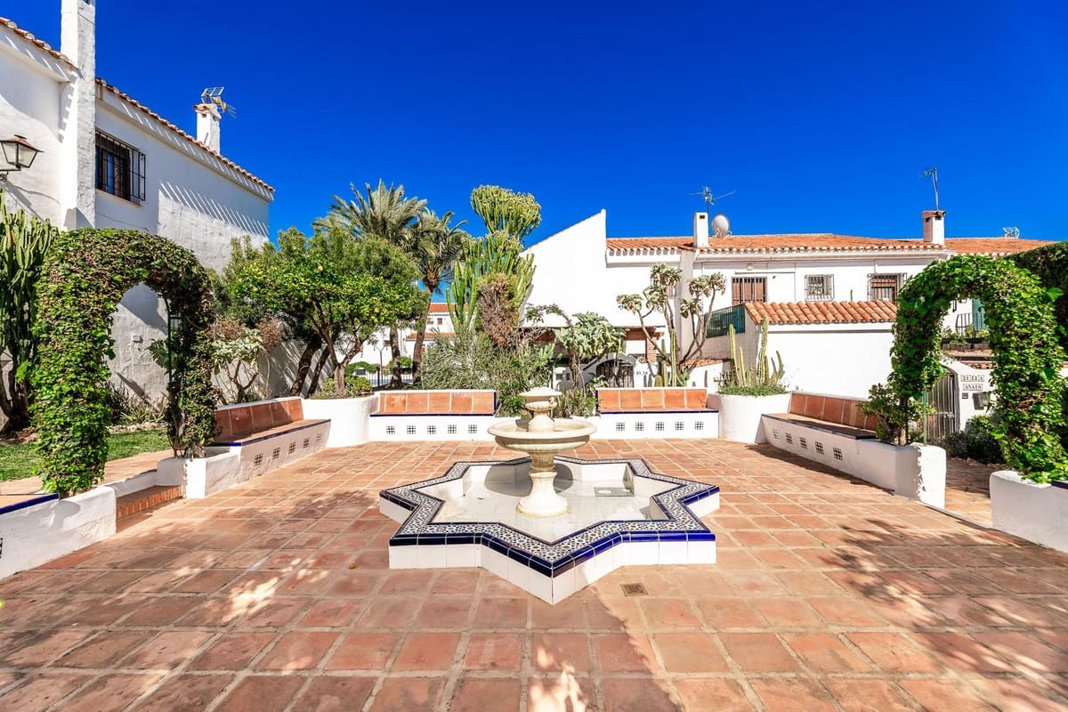 2 bedroom Semi-detached Villa for sale in Marbella with pool - € 640,000 (Ref: 9480060)