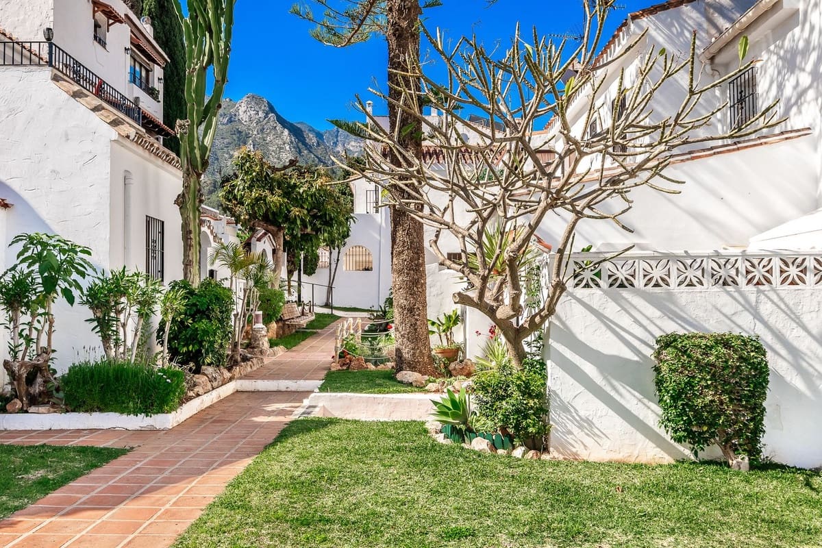 2 bedroom Semi-detached Villa for sale in Marbella with pool - € 640,000 (Ref: 9480060)