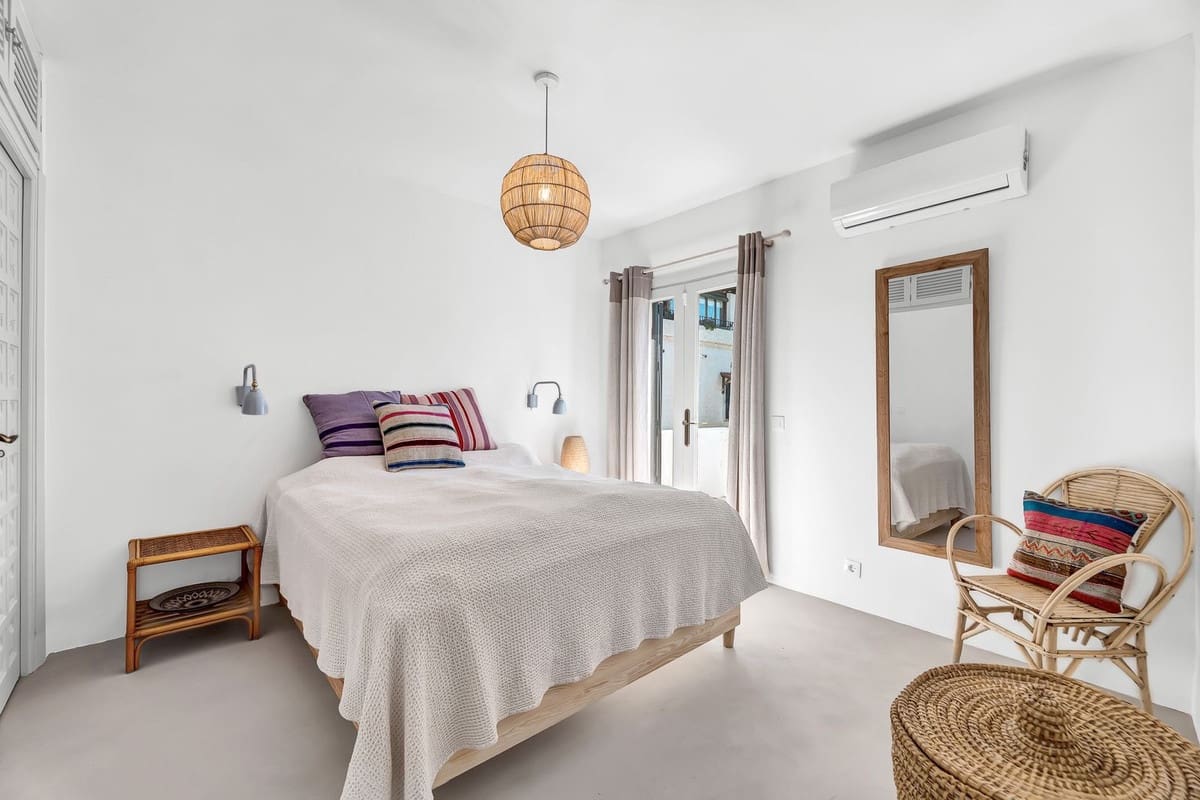 2 bedroom Semi-detached Villa for sale in Marbella with pool - € 640,000 (Ref: 9480060)