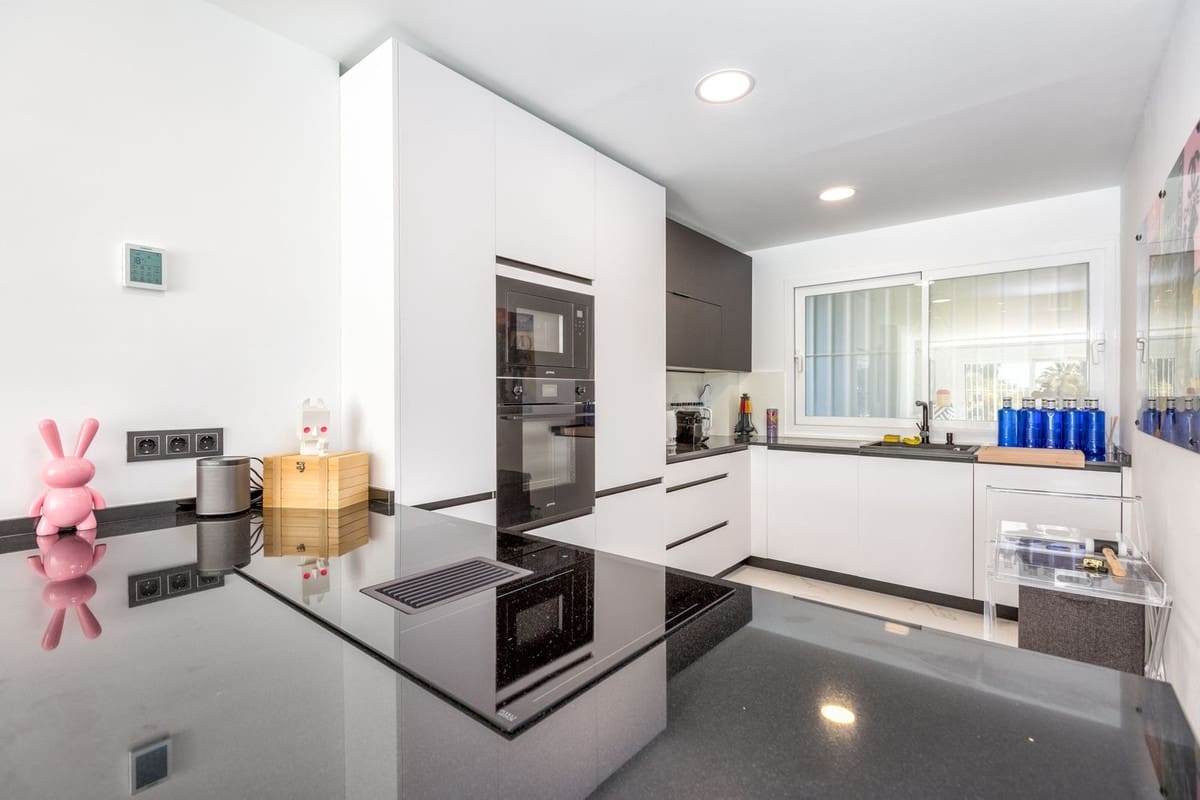 2 soveværelse Lejlighed til salg i Nueva Andalucia med swimmingpool - € 645.000 (Ref: 9480069)