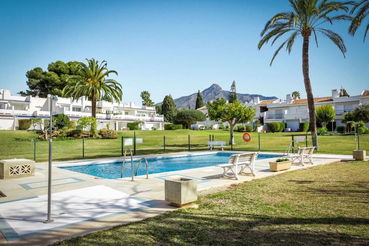2 soveværelse Lejlighed til salg i Nueva Andalucia med swimmingpool - € 645.000 (Ref: 9480069)