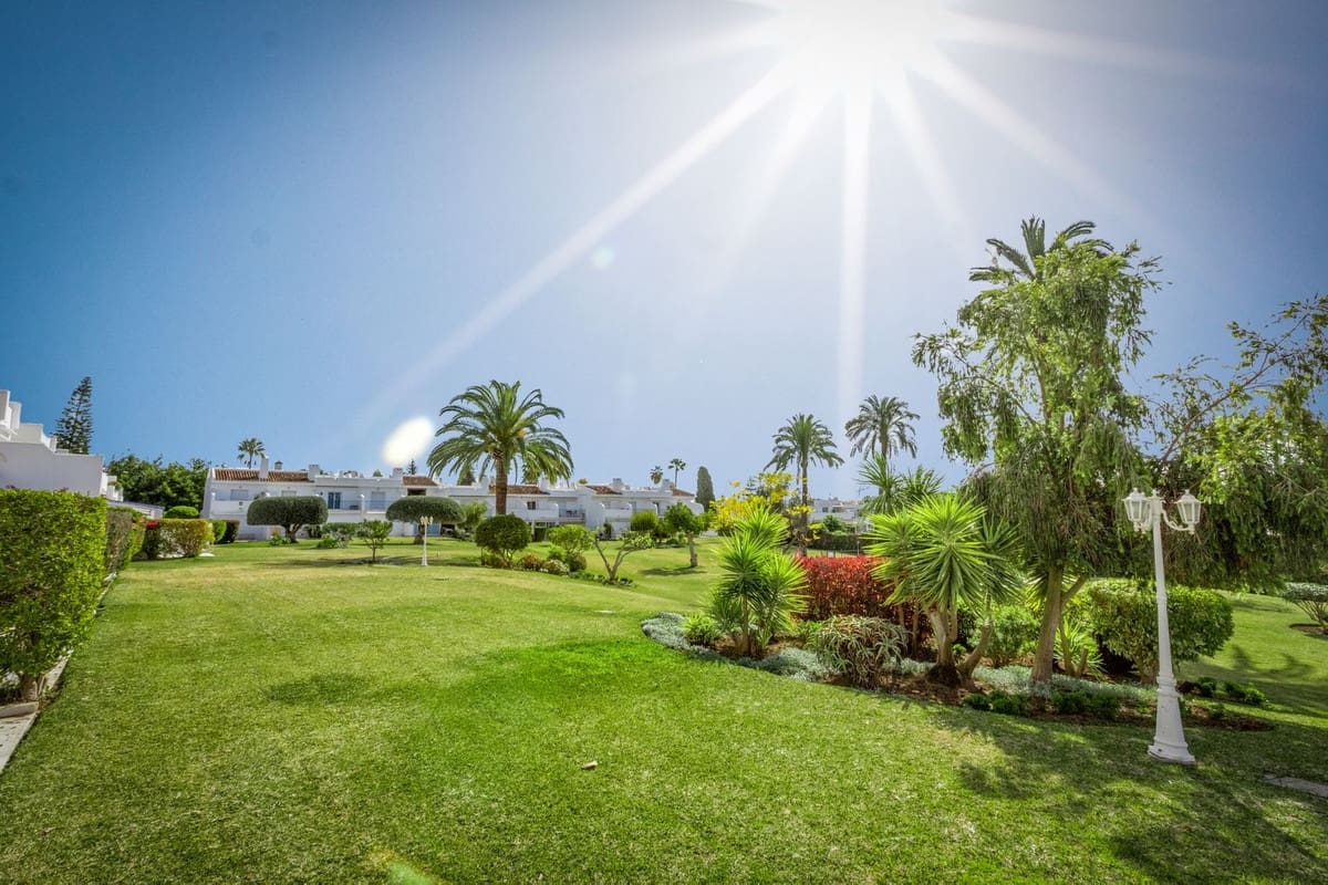 2 soveværelse Lejlighed til salg i Nueva Andalucia med swimmingpool - € 645.000 (Ref: 9480069)