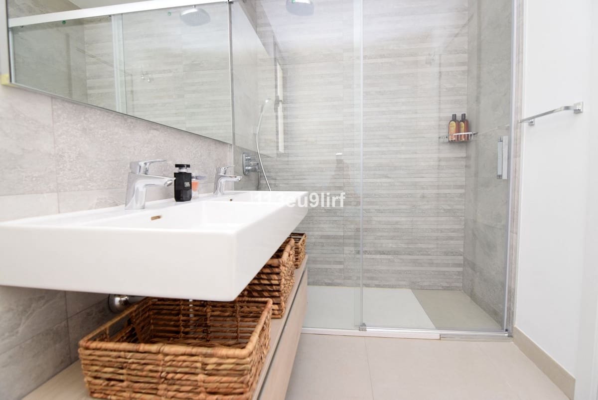 3 bedroom Apartment for sale in Estepona with pool - € 649,000 (Ref: 9480078)