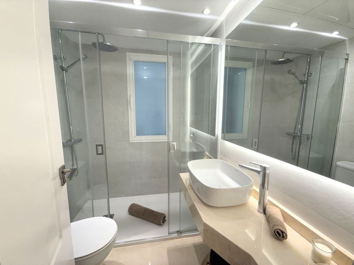 2 bedroom Apartment for sale in Puerto Banus with pool - € 649,000 (Ref: 9480080)