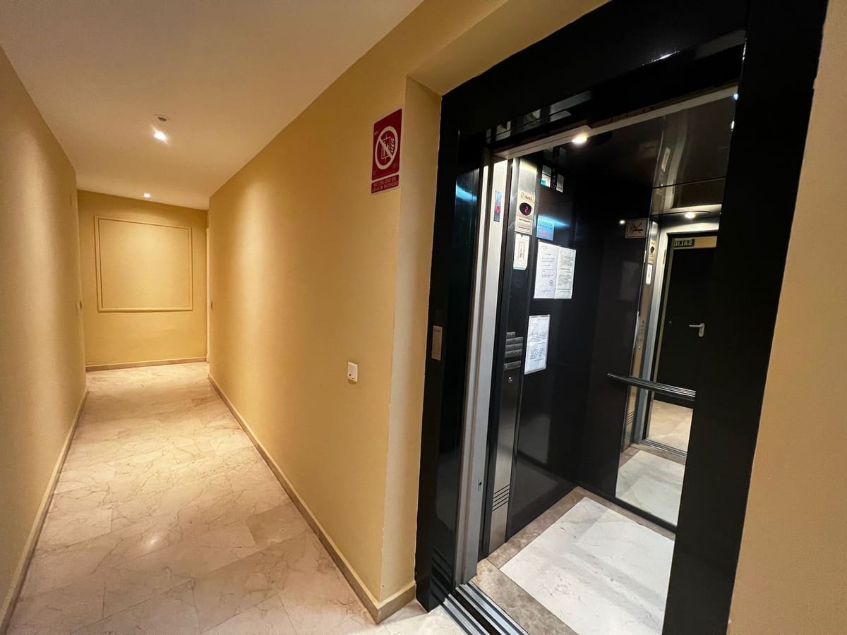 2 bedroom Apartment for sale in Puerto Banus with pool - € 649,000 (Ref: 9480080)