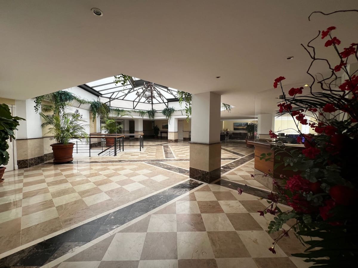 2 bedroom Apartment for sale in Puerto Banus with pool - € 649,000 (Ref: 9480080)