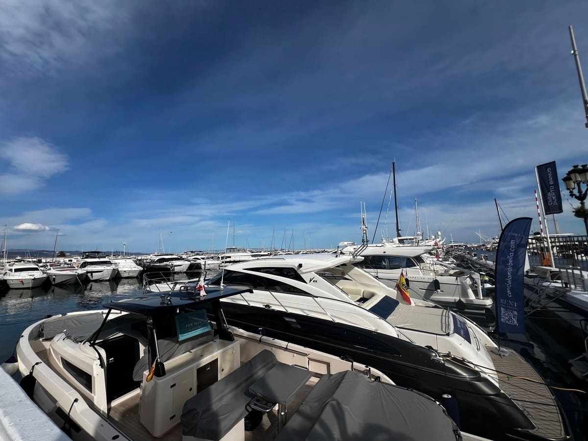 2 bedroom Apartment for sale in Puerto Banus with pool - € 649,000 (Ref: 9480080)