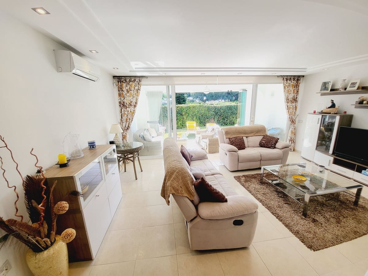 3 makuuhuone Omakotitalo myytävänä paikassa Miraflores mukana uima-altaan - 649 500 € (Ref: 9480088)