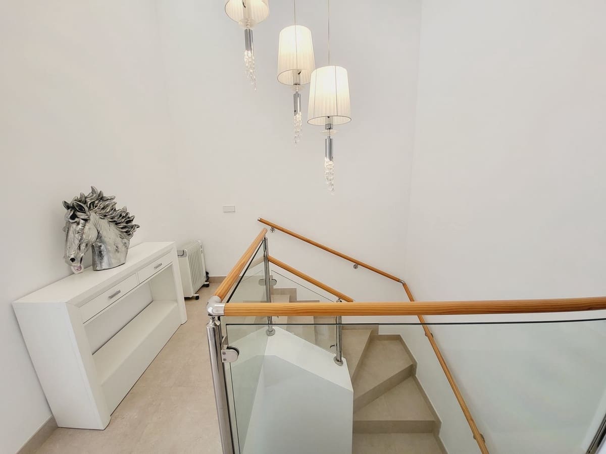 3 makuuhuone Omakotitalo myytävänä paikassa Miraflores mukana uima-altaan - 649 500 € (Ref: 9480088)