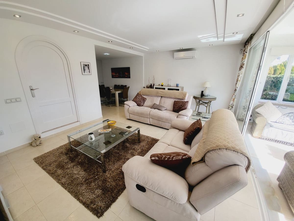 3 makuuhuone Omakotitalo myytävänä paikassa Miraflores mukana uima-altaan - 649 500 € (Ref: 9480088)