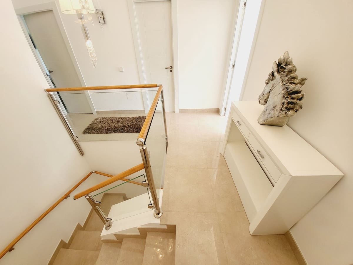 3 makuuhuone Omakotitalo myytävänä paikassa Miraflores mukana uima-altaan - 649 500 € (Ref: 9480088)