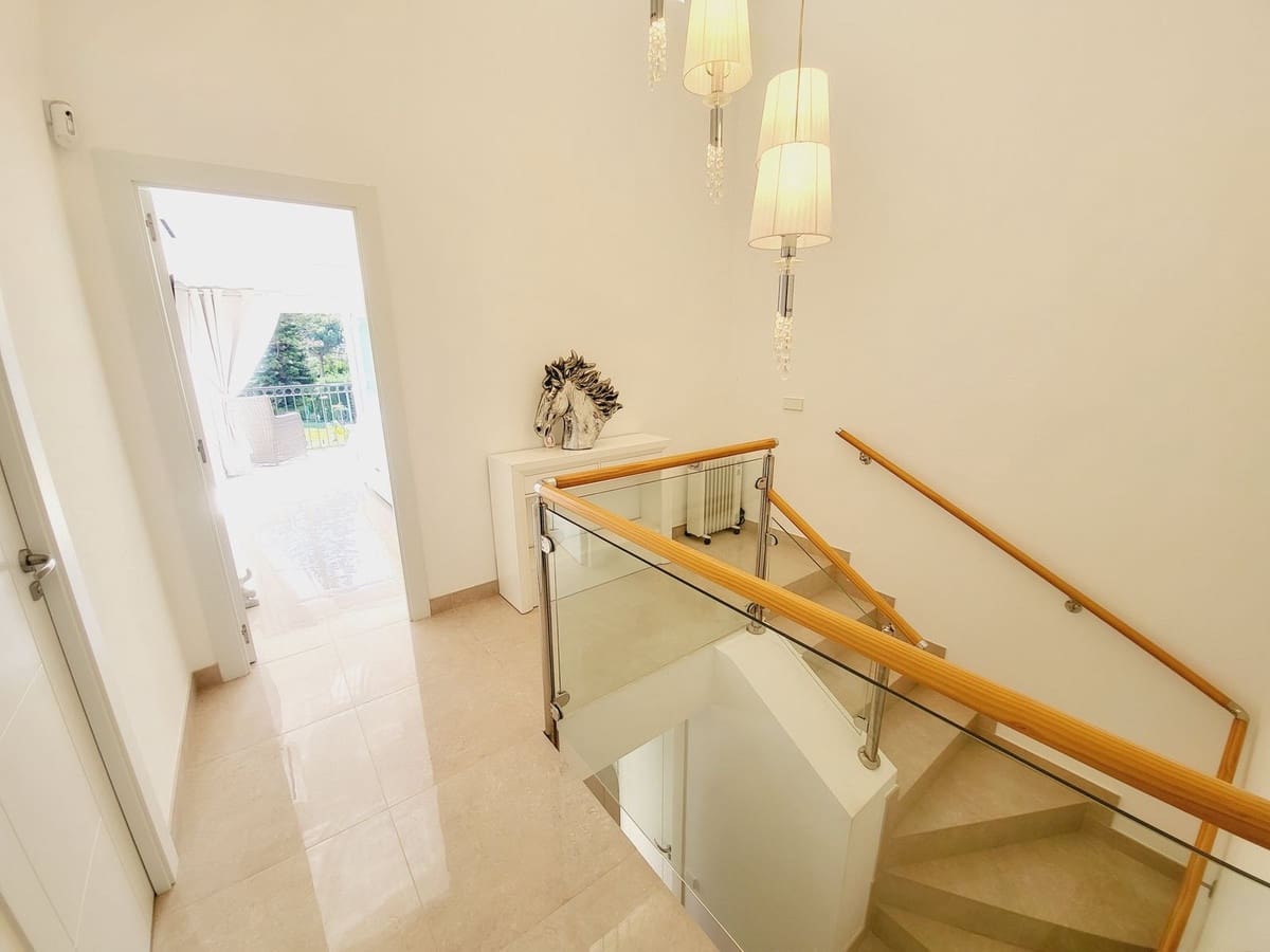 3 makuuhuone Omakotitalo myytävänä paikassa Miraflores mukana uima-altaan - 649 500 € (Ref: 9480088)