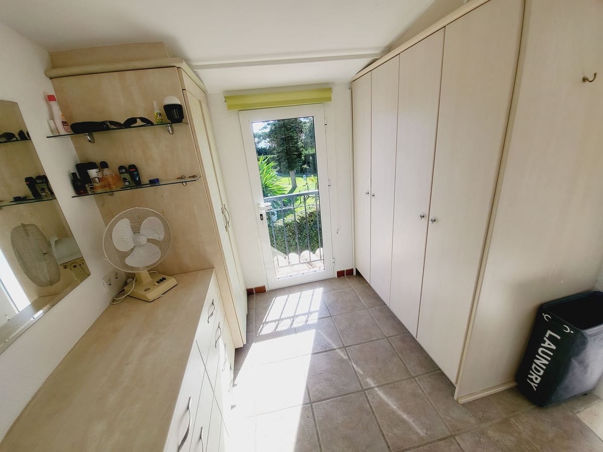 3 makuuhuone Omakotitalo myytävänä paikassa Miraflores mukana uima-altaan - 649 500 € (Ref: 9480088)