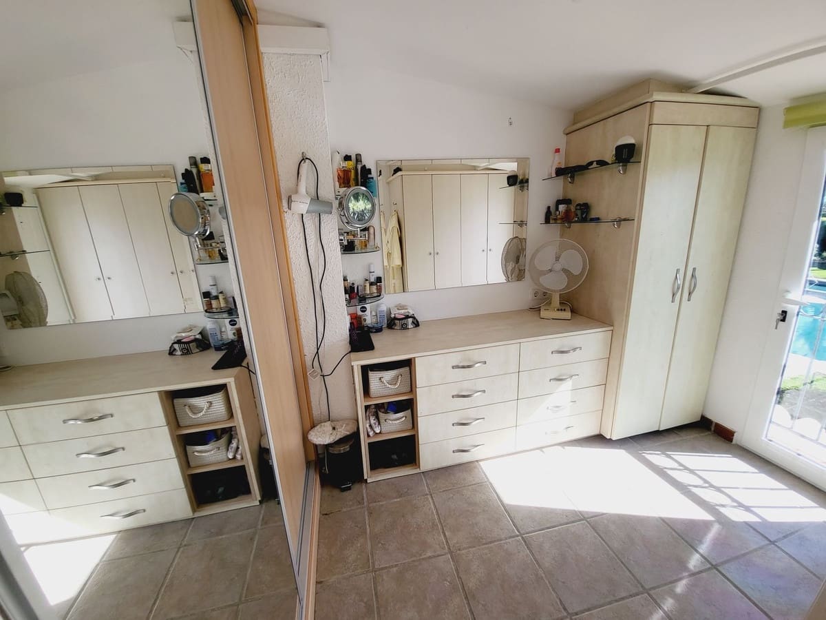 3 makuuhuone Omakotitalo myytävänä paikassa Miraflores mukana uima-altaan - 649 500 € (Ref: 9480088)