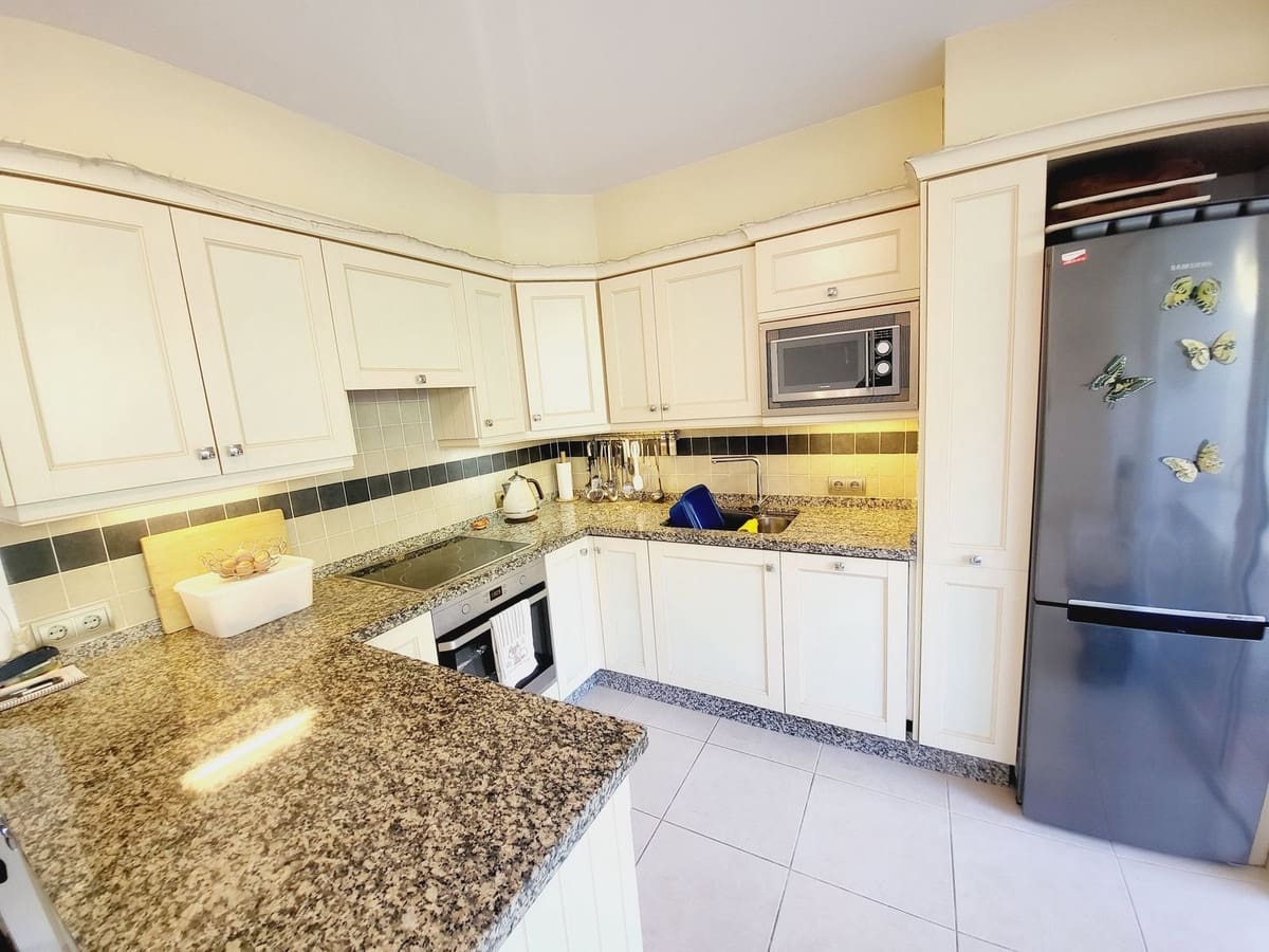 3 makuuhuone Omakotitalo myytävänä paikassa Miraflores mukana uima-altaan - 649 500 € (Ref: 9480088)