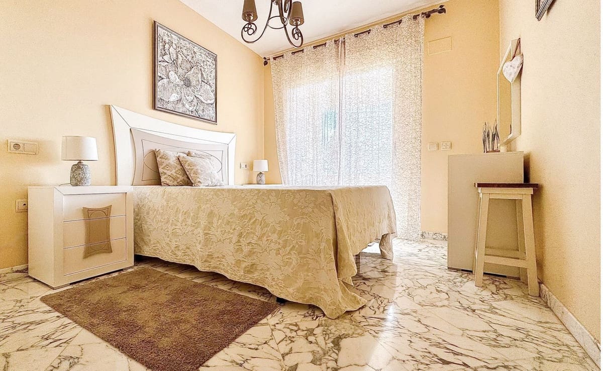 2 soveværelse Lejlighed til salg i El Faro med swimmingpool garage - € 650.000 (Ref: 9480089)