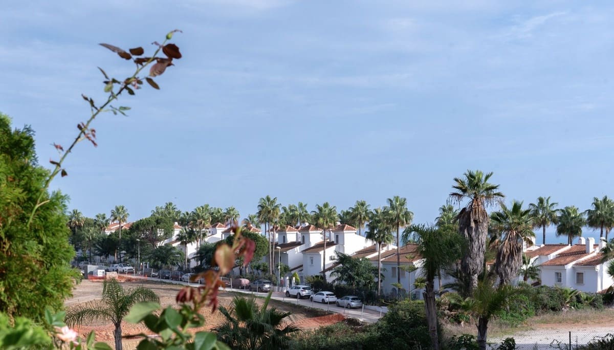 2 soveværelse Lejlighed til salg i El Faro med swimmingpool garage - € 650.000 (Ref: 9480089)