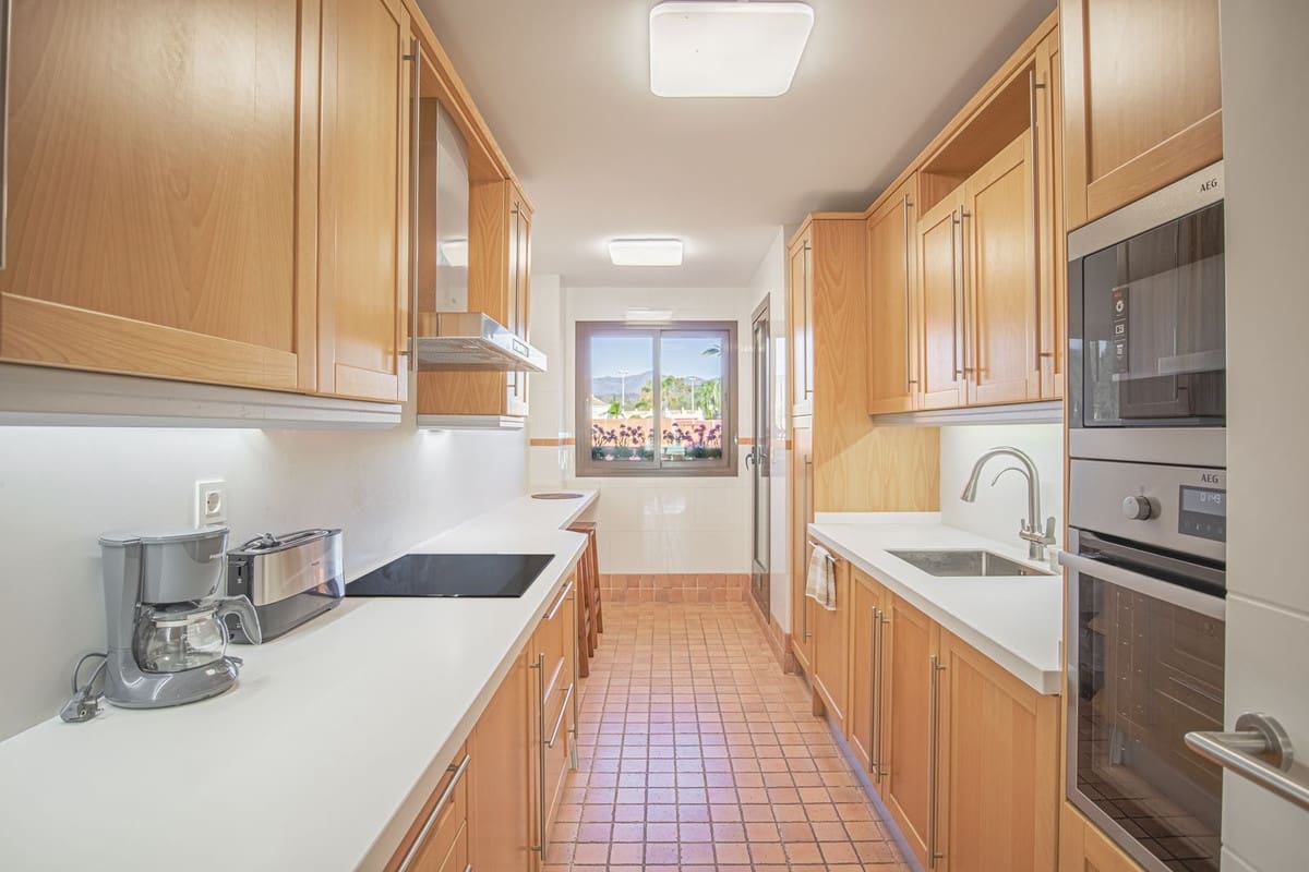 3 quarto Apartamento para venda em Estepona com piscina - 650 000 € (Ref: 9480091)