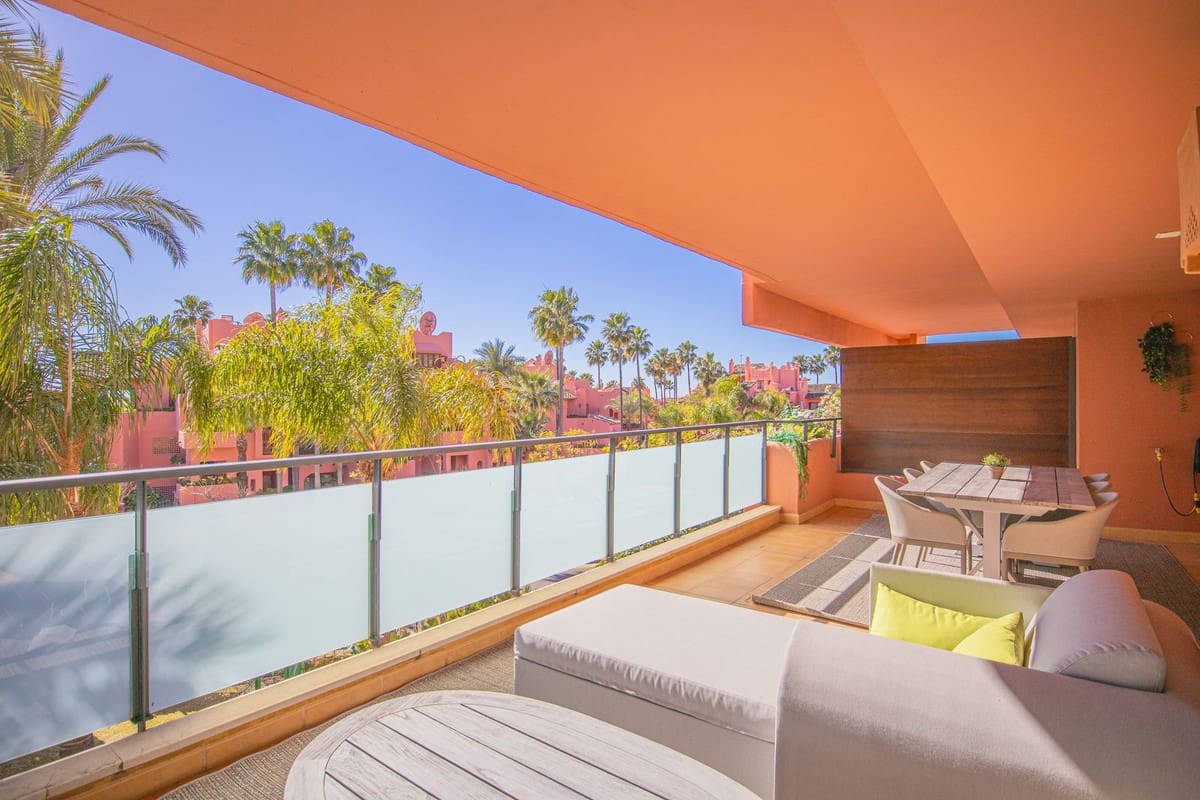 3 quarto Apartamento para venda em Estepona com piscina - 650 000 € (Ref: 9480091)