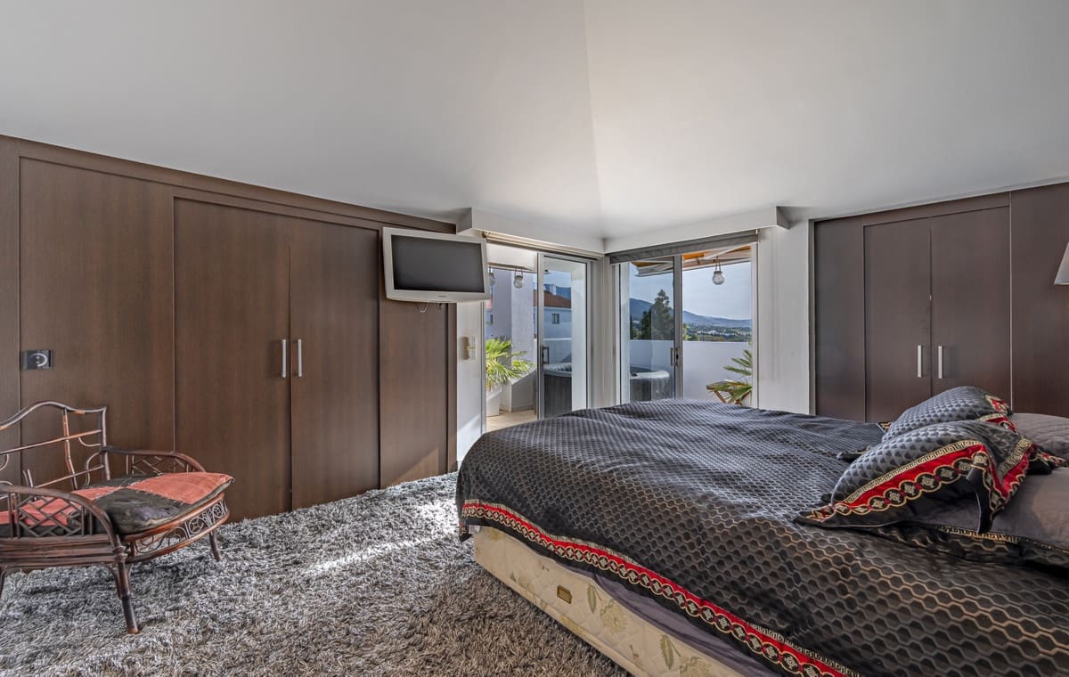 2 bedroom Penthouse for sale in Golden Mile with pool garage - € 650,000 (Ref: 9480093)