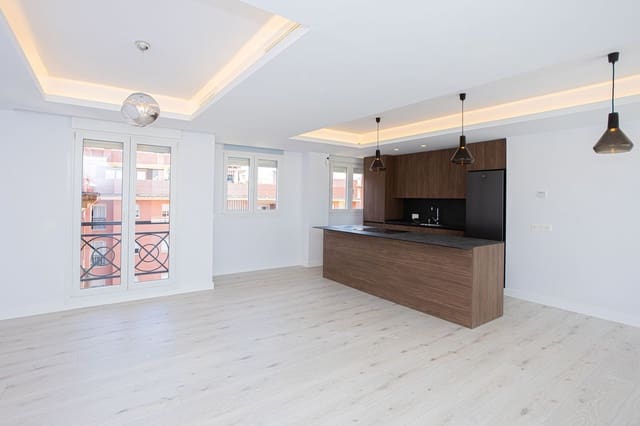 Ático de 3 habitaciones en San Pedro de Alcántara Pueblo, Marbella en venta con piscina garaje - 650.000 € (Ref: 9480096)