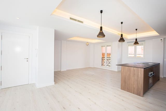 Ático de 3 habitaciones en San Pedro de Alcántara Pueblo, Marbella en venta con piscina garaje - 650.000 € (Ref: 9480096)