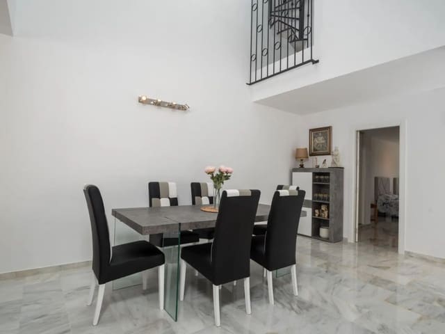 Casa de 4 habitaciones en El Paraiso, Estepona en venta con piscina garaje - 650.000 € (Ref: 9480100)