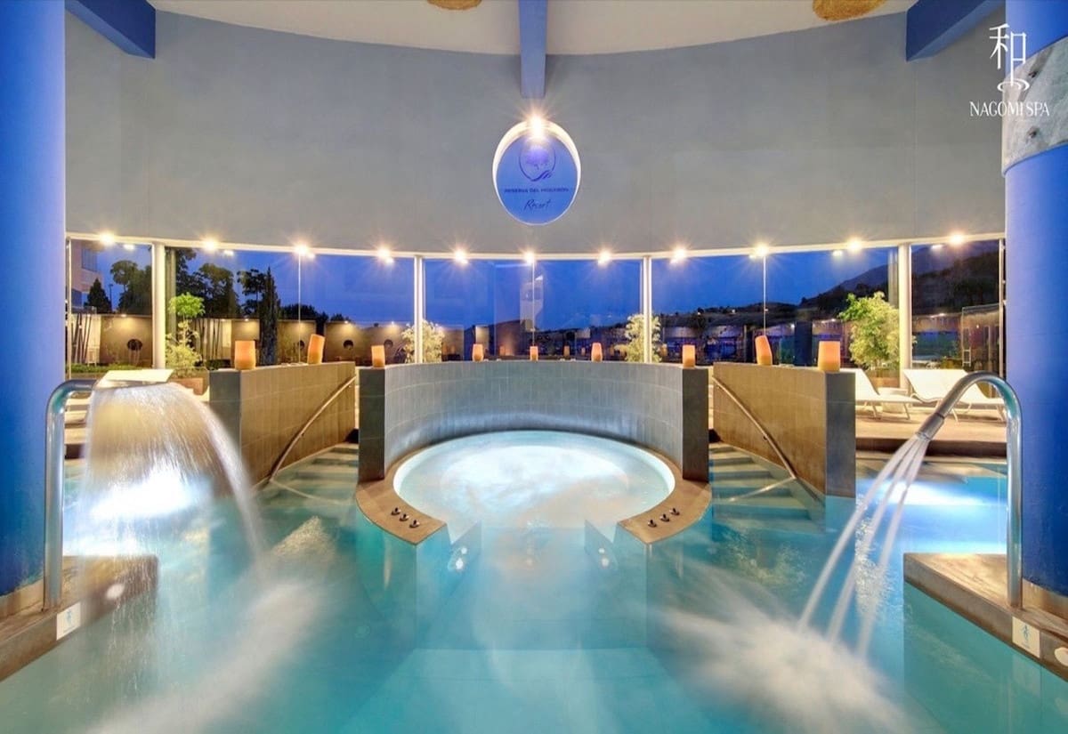 2 bedroom Apartment for sale in Fuengirola with pool - € 659,000 (Ref: 9480106)