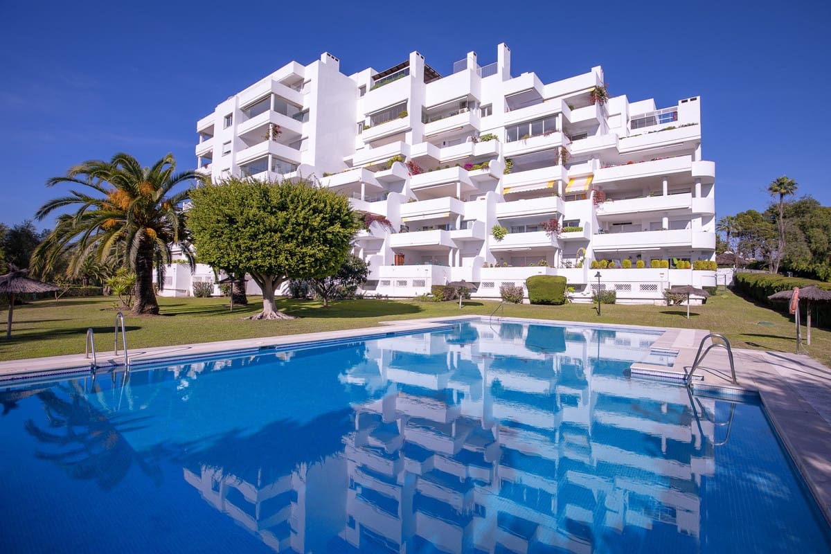 Apartamento de 3 habitaciones en Guadalmina en venta con piscina - 670.000 € (Ref: 9480122)