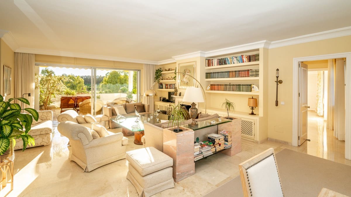 Apartamento de 3 habitaciones en Guadalmina en venta con piscina - 670.000 € (Ref: 9480122)