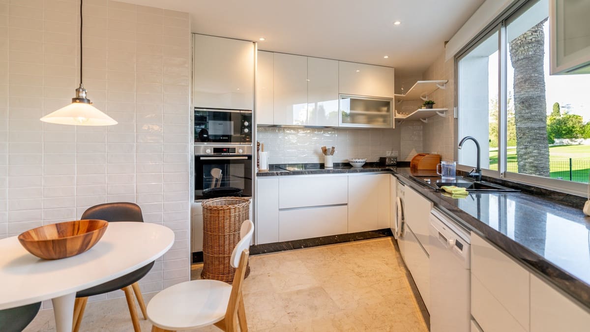 Apartamento de 3 habitaciones en Guadalmina en venta con piscina - 670.000 € (Ref: 9480122)