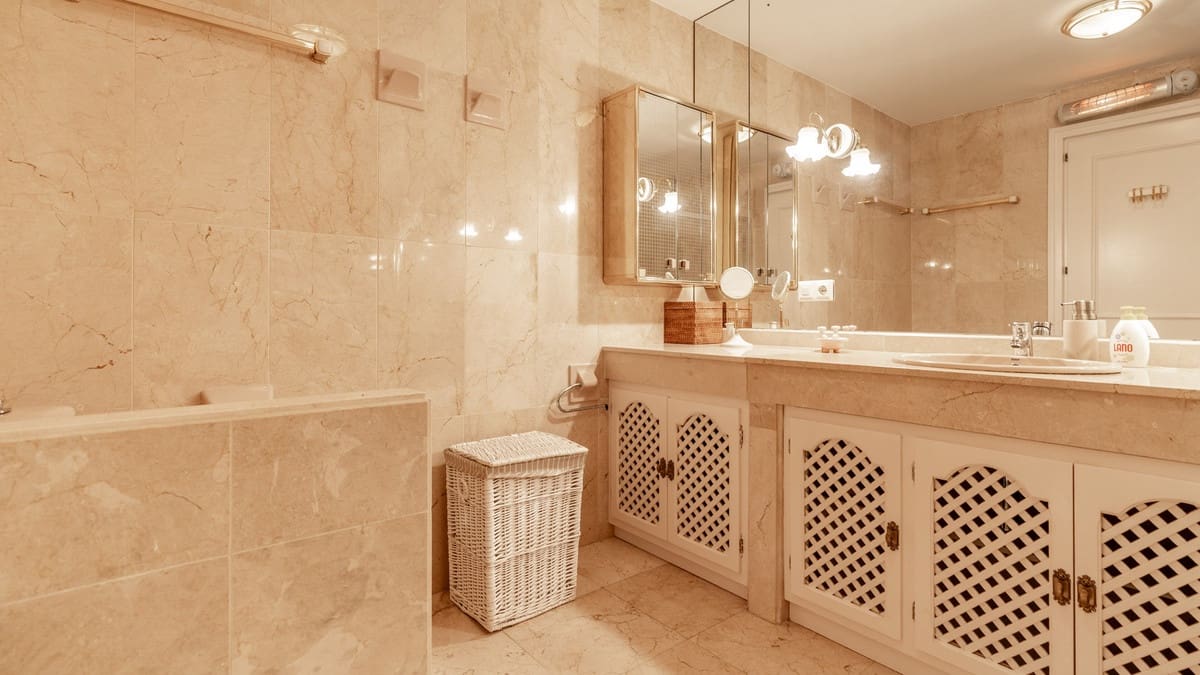 Apartamento de 3 habitaciones en Guadalmina en venta con piscina - 670.000 € (Ref: 9480122)