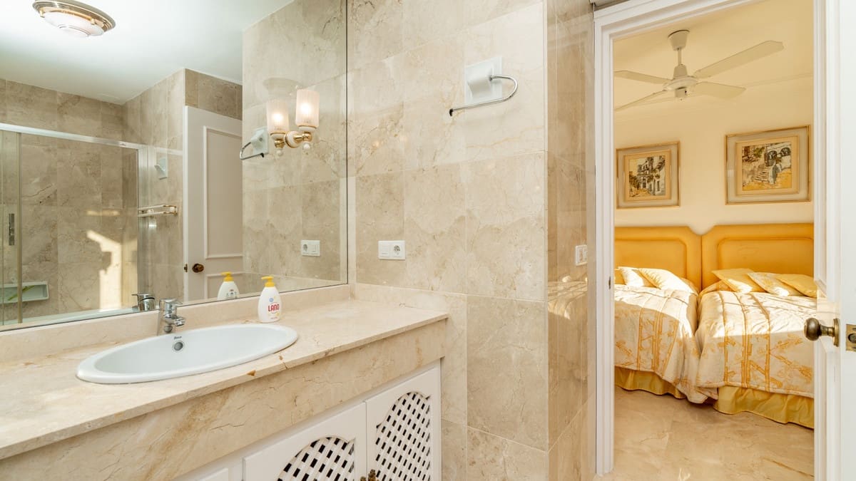 Apartamento de 3 habitaciones en Guadalmina en venta con piscina - 670.000 € (Ref: 9480122)