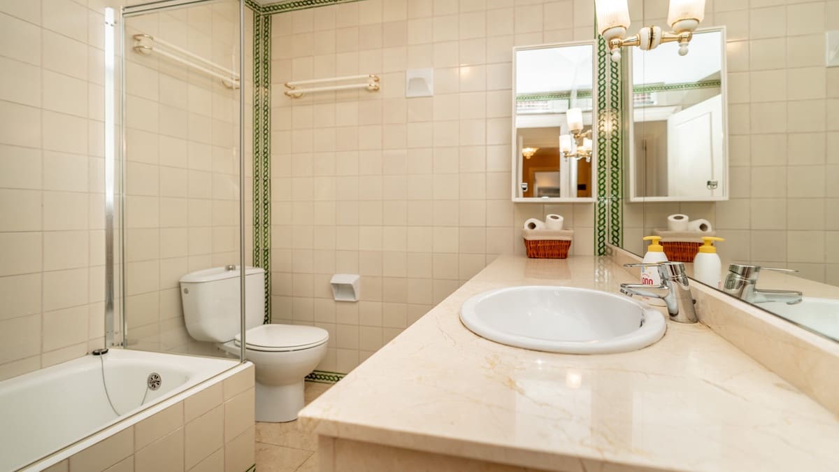 Apartamento de 3 habitaciones en Guadalmina en venta con piscina - 670.000 € (Ref: 9480122)