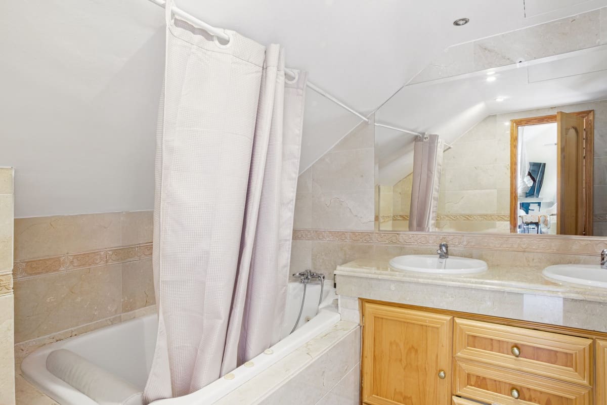 4 slaapkamer Penthouse te koop in Nueva Andalucia met zwembad - € 670.000 (Ref: 9480123)