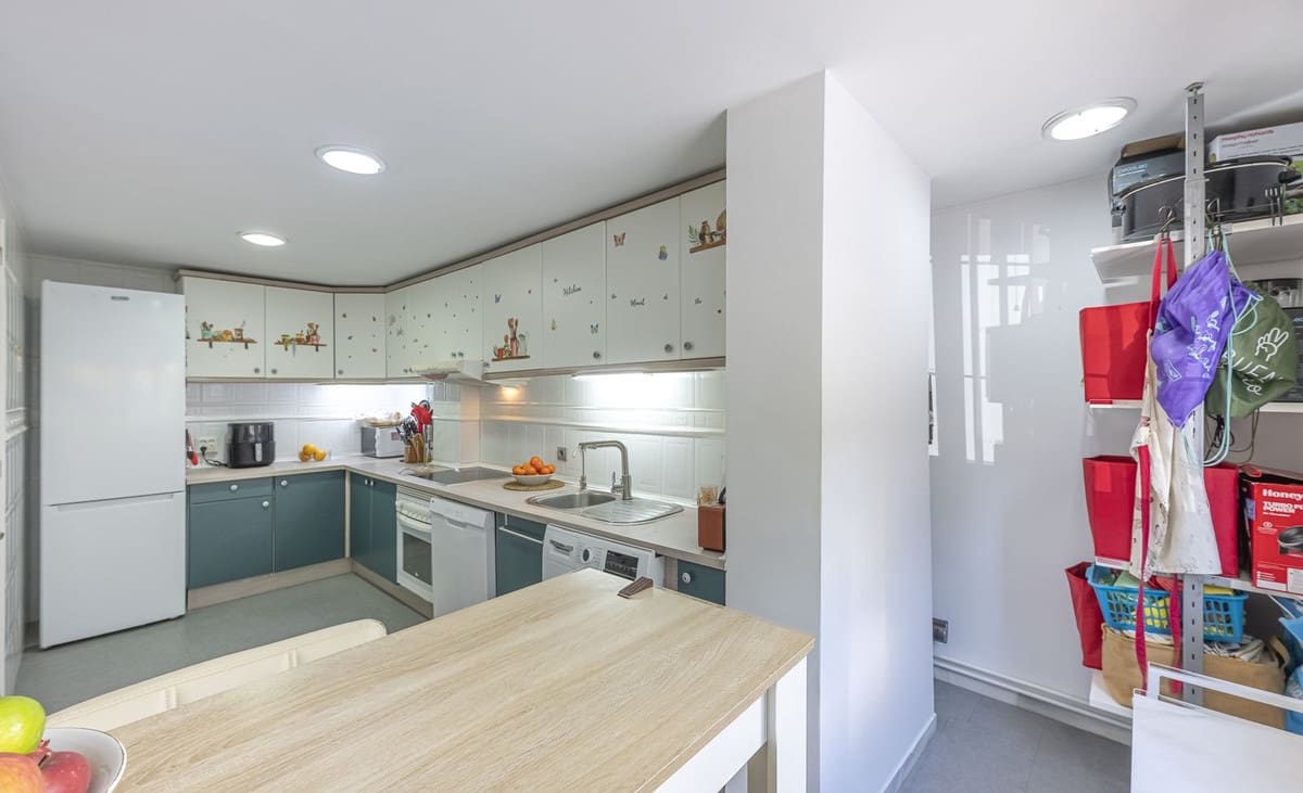 3 quarto Moradia Geminada para venda em Marbella com piscina - 670 000 € (Ref: 9480124)