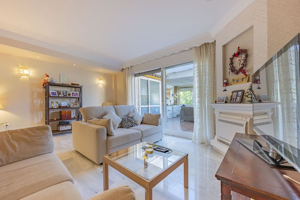 3 quarto Moradia Geminada para venda em Marbella com piscina - 670 000 € (Ref: 9480124)