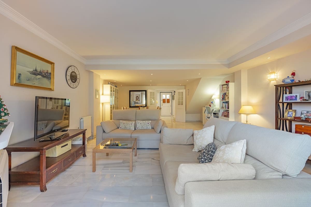 3 quarto Moradia Geminada para venda em Marbella com piscina - 670 000 € (Ref: 9480124)