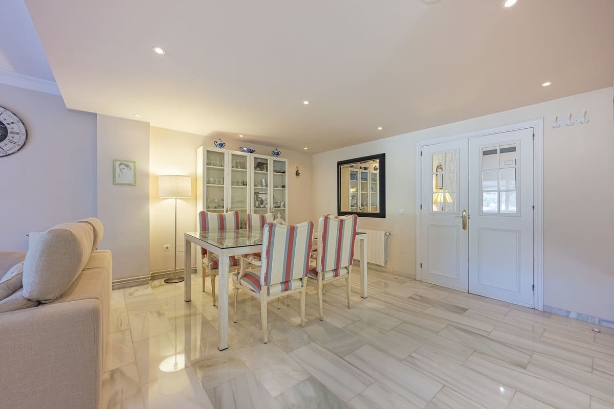 3 quarto Moradia Geminada para venda em Marbella com piscina - 670 000 € (Ref: 9480124)