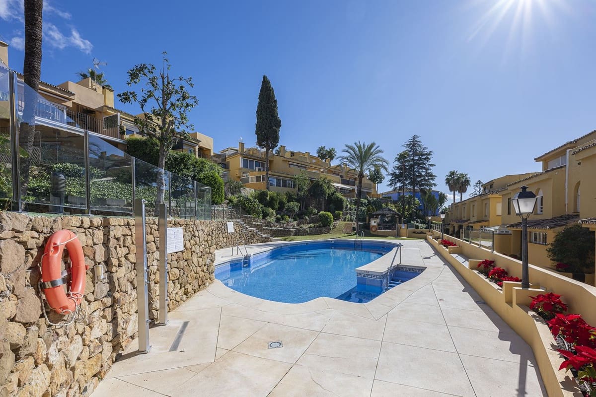 3 quarto Moradia Geminada para venda em Marbella com piscina - 670 000 € (Ref: 9480124)