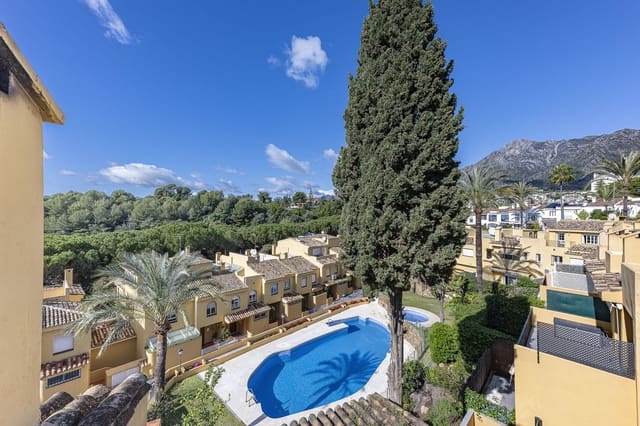 3 quarto Moradia Geminada para venda em Marbella com piscina - 670 000 € (Ref: 9480124)