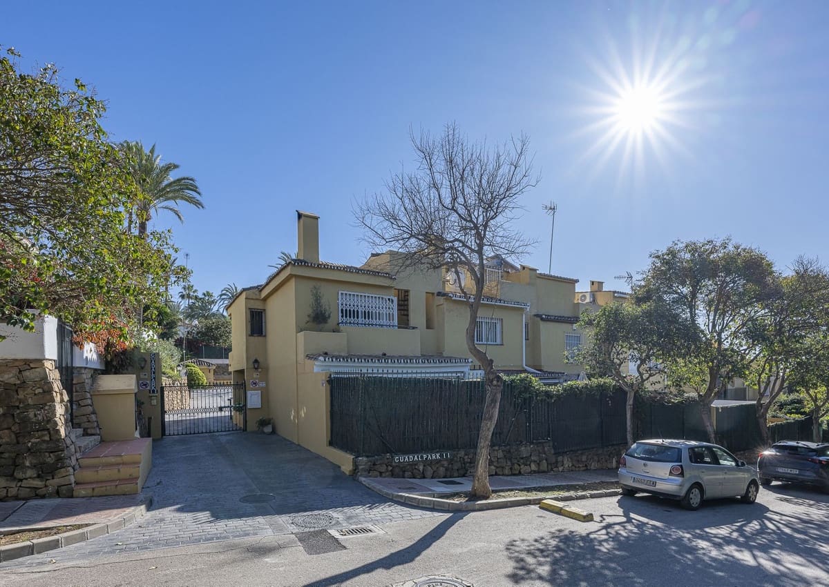 3 quarto Moradia Geminada para venda em Marbella com piscina - 670 000 € (Ref: 9480124)