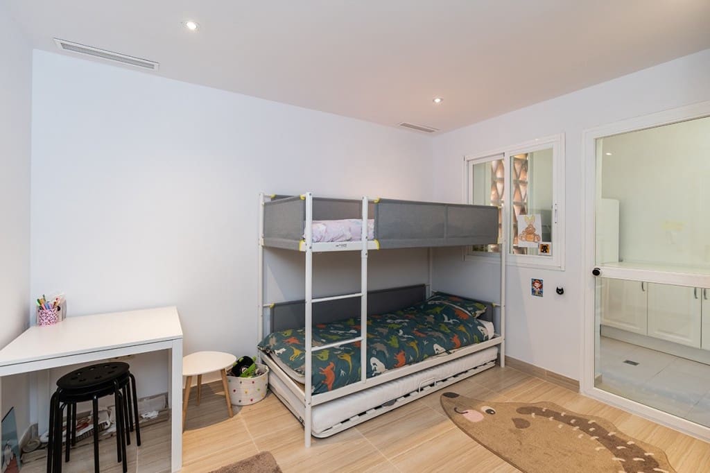 3 bedroom Apartment for sale in Elviria with pool - € 675,000 (Ref: 9480127)