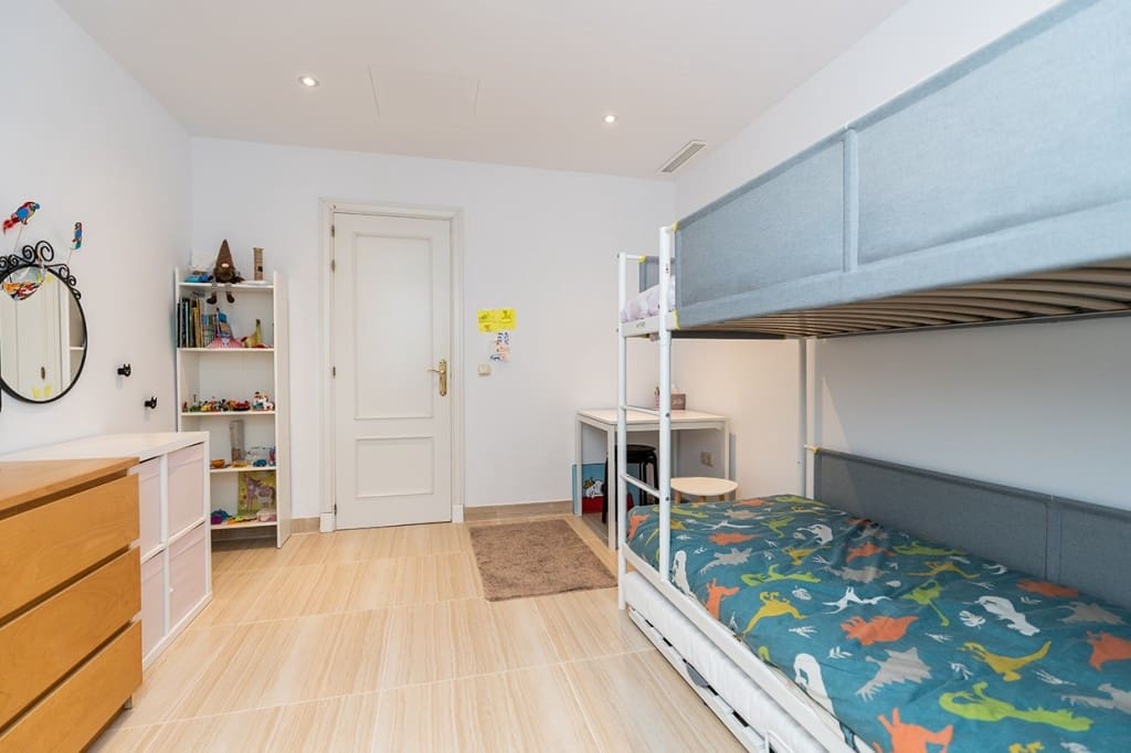 3 bedroom Apartment for sale in Elviria with pool - € 675,000 (Ref: 9480127)