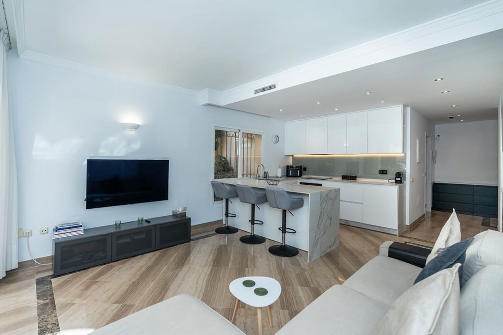 3 bedroom Apartment for sale in Elviria with pool - € 675,000 (Ref: 9480127)