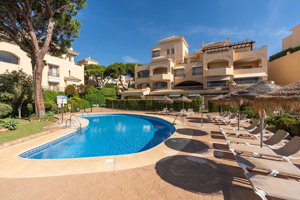 3 bedroom Apartment for sale in Elviria with pool - € 675,000 (Ref: 9480127)