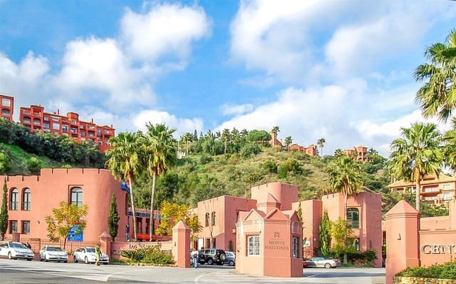 Apartamento de 2 habitaciones en Monte Halcones, Benahavís en venta - 675.000 € (Ref: 9480129)