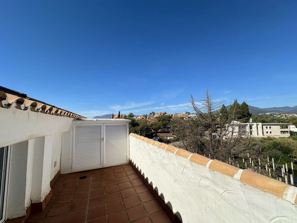Ático de 2 habitaciones en Nueva Andalucia en venta con piscina - 675.000 € (Ref: 9480132)