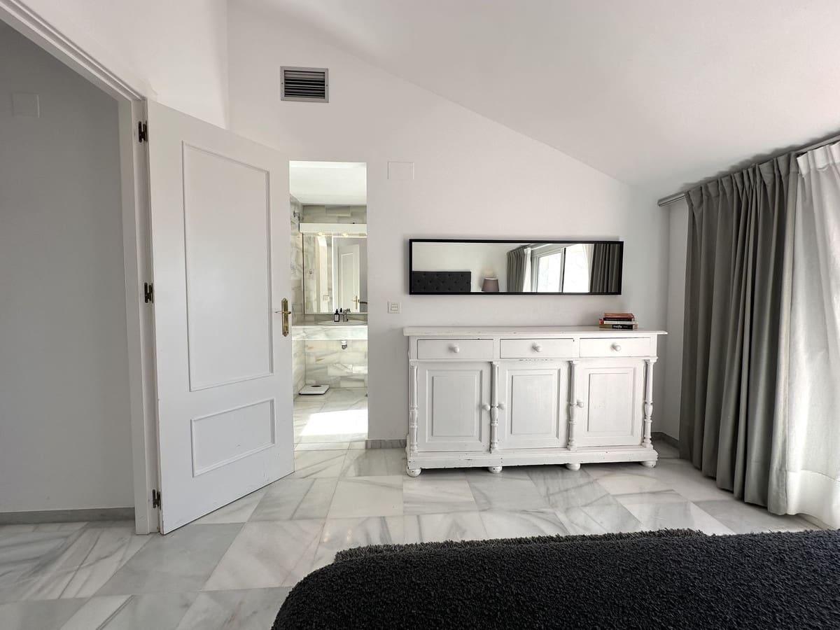 Ático de 2 habitaciones en Nueva Andalucia en venta con piscina - 675.000 € (Ref: 9480132)