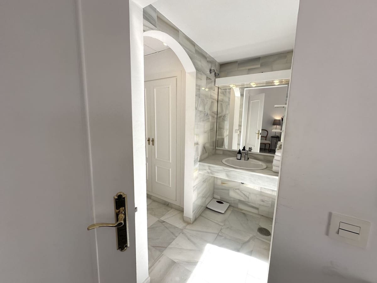 Ático de 2 habitaciones en Nueva Andalucia en venta con piscina - 675.000 € (Ref: 9480132)